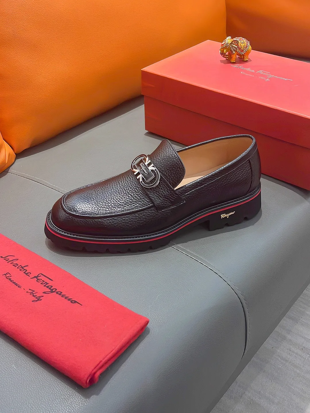 Men's shoes FERRAGAMO "Ferragamo" P540 Regular size: 39-44 (38, 45, 46, 47 customized) (suit shoes) Product materials: Selected first-layer cowhide upper, imported sheepskin lining; original outsole.